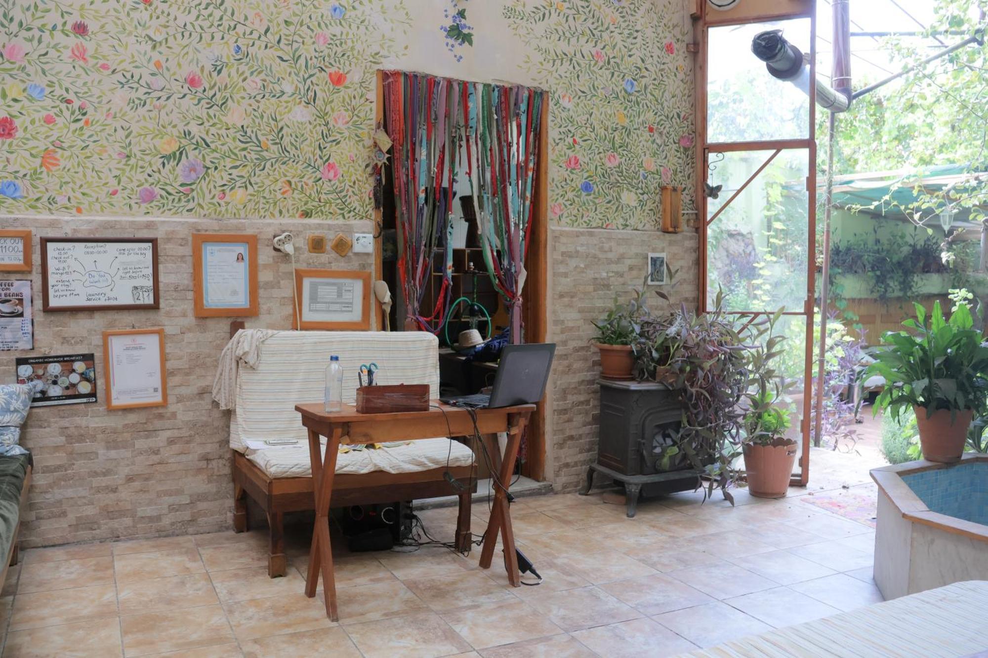 Lotus Garden Hostel Smirne Esterno foto