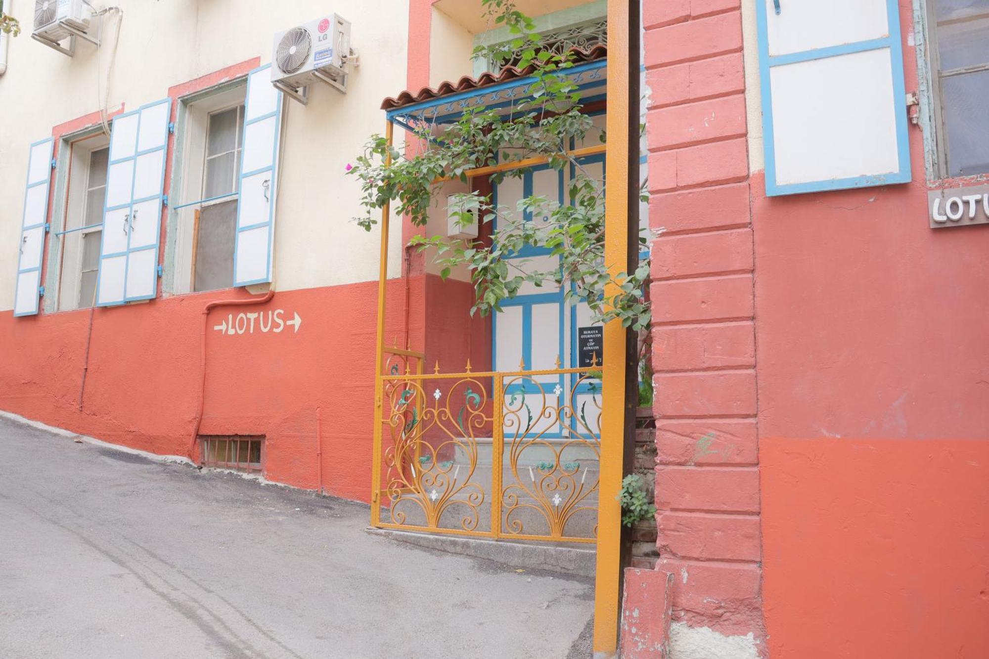 Lotus Garden Hostel Smirne Esterno foto