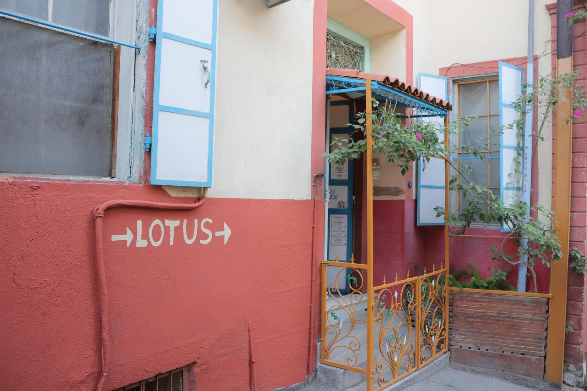 Lotus Garden Hostel Smirne Esterno foto