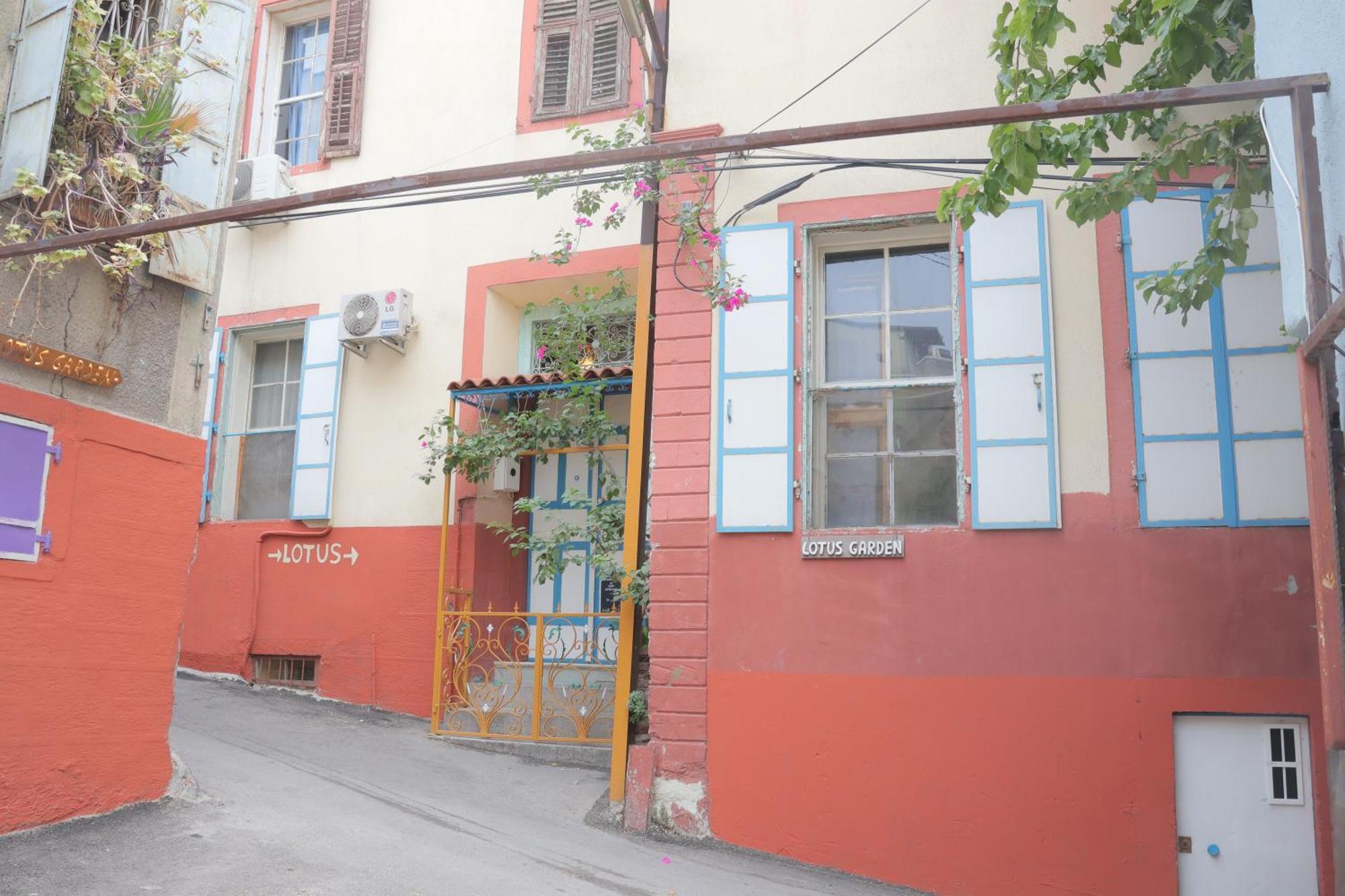 Lotus Garden Hostel Smirne Esterno foto