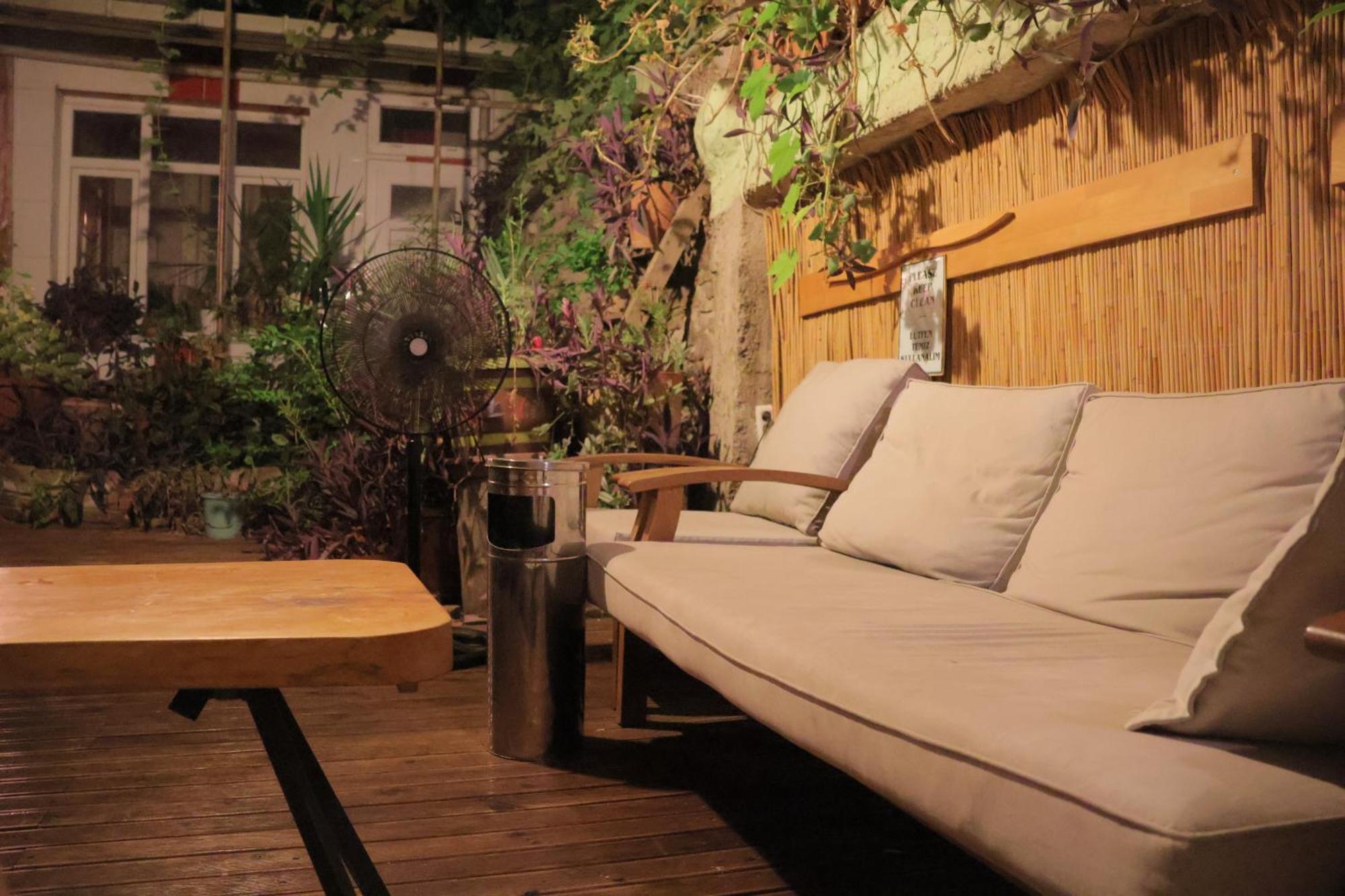 Lotus Garden Hostel Smirne Esterno foto