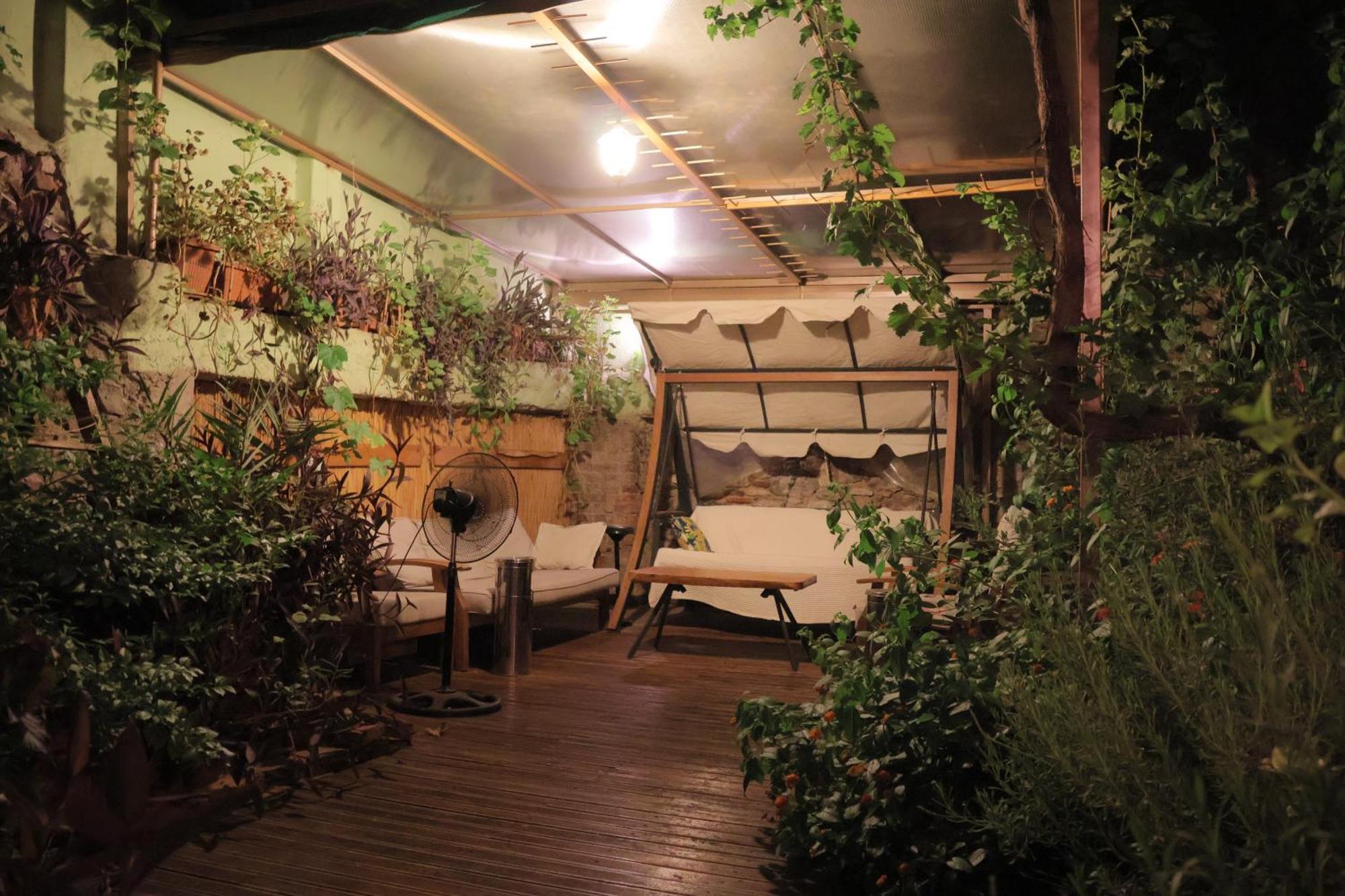 Lotus Garden Hostel Smirne Esterno foto