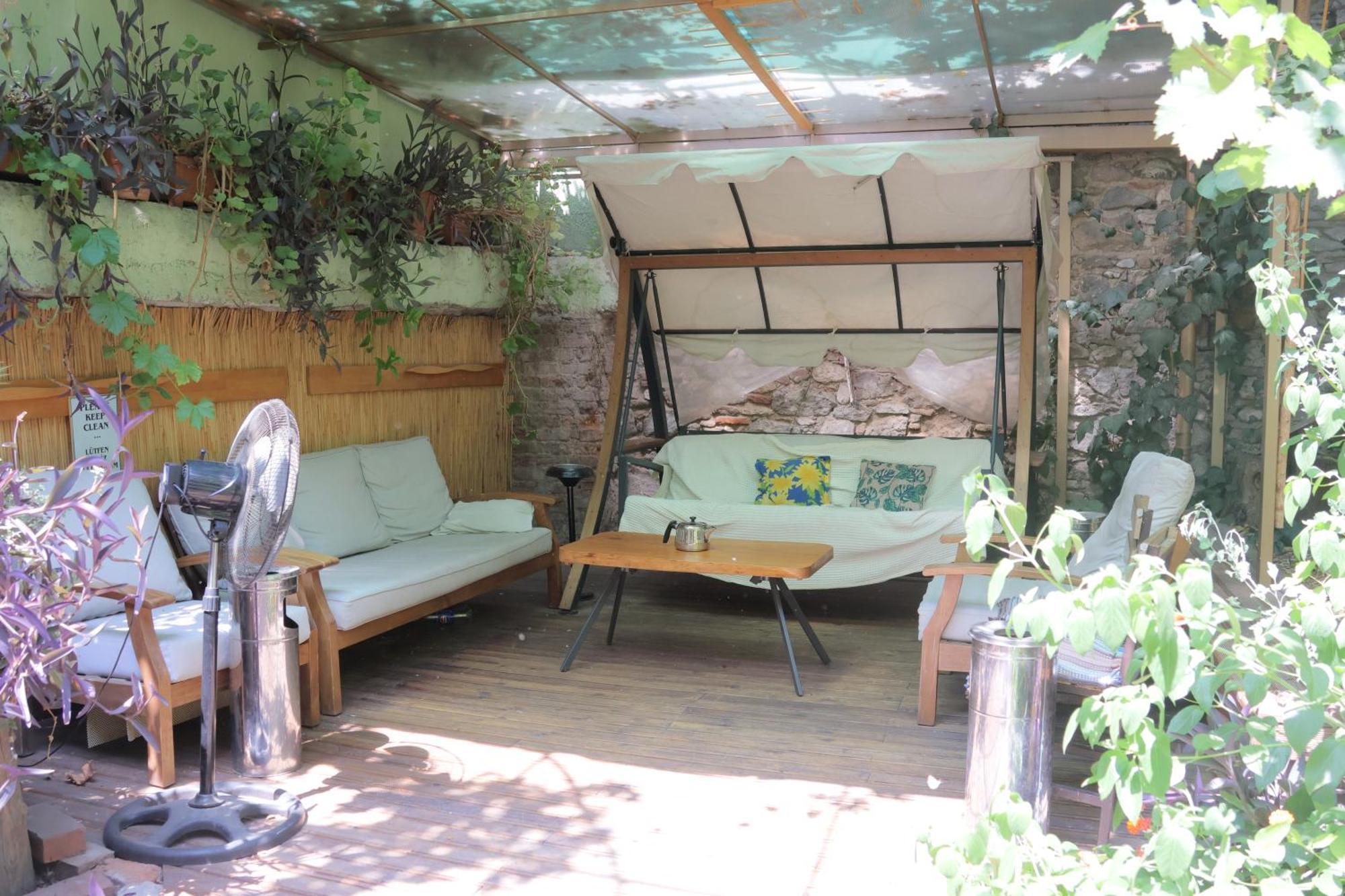 Lotus Garden Hostel Smirne Esterno foto